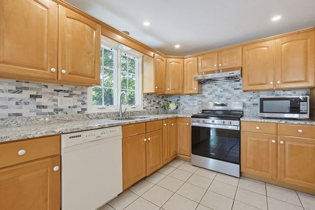 5 Ivy Cir, Randolph, MA 02368