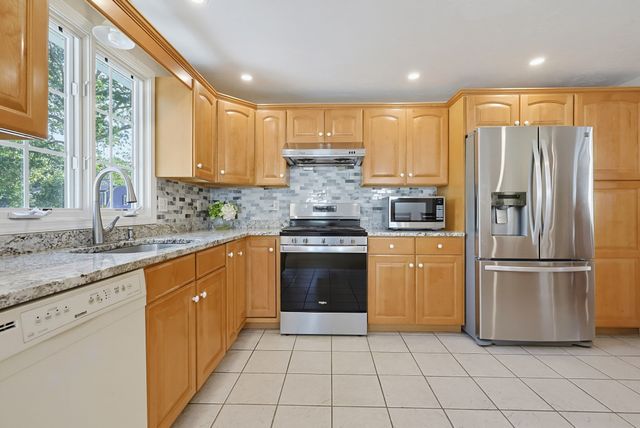 5 Ivy Cir, Randolph, MA 02368