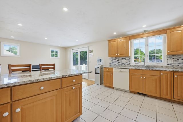 5 Ivy Cir, Randolph, MA 02368