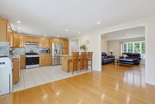 5 Ivy Cir, Randolph, MA 02368