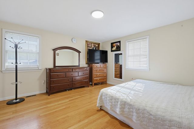 5 Ivy Cir, Randolph, MA 02368