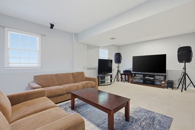 5 Ivy Cir, Randolph, MA 02368