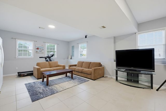 5 Ivy Cir, Randolph, MA 02368