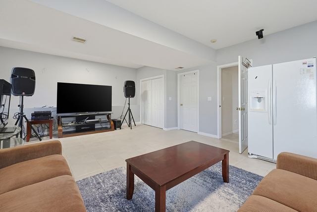 5 Ivy Cir, Randolph, MA 02368