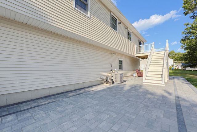 5 Ivy Cir, Randolph, MA 02368