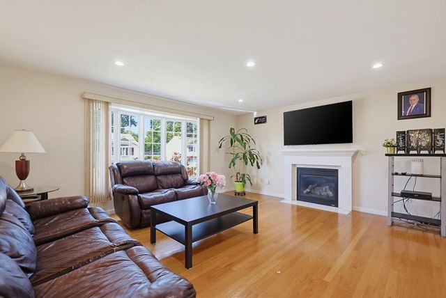5 Ivy Cir, Randolph, MA 02368