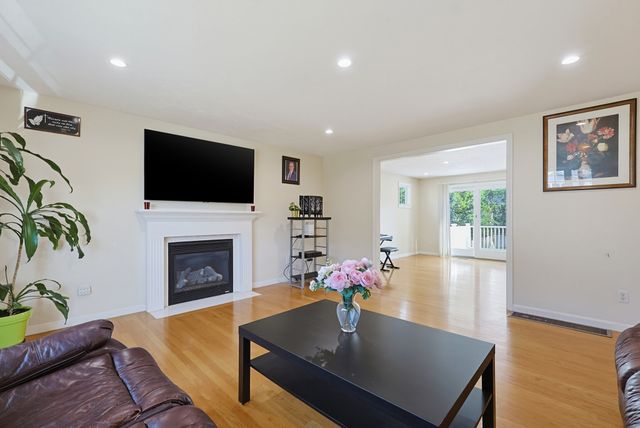 5 Ivy Cir, Randolph, MA 02368