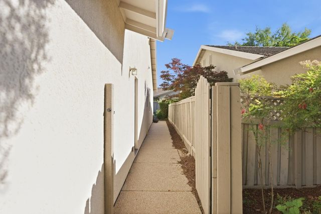 1281 Longhorn Ln, Lincoln, CA 95648