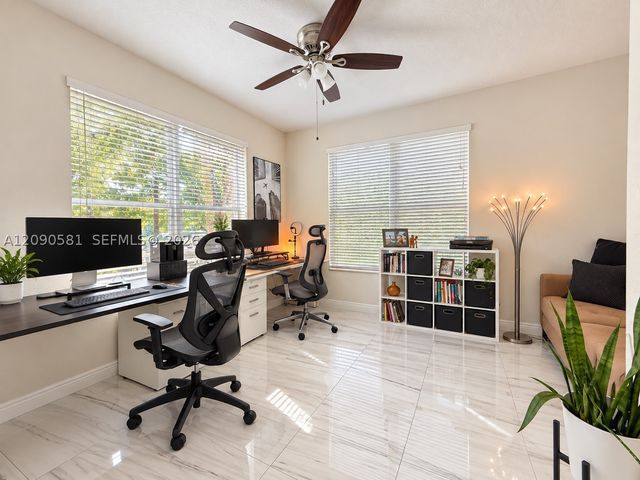 2913 S Greenleaf Cir, Boynton Beach, FL 33426