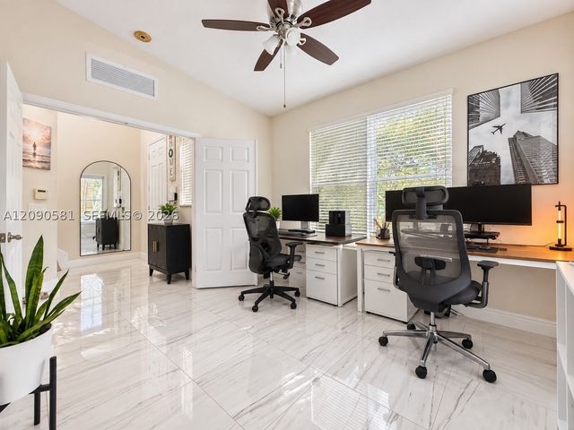 2913 S Greenleaf Cir, Boynton Beach, FL 33426