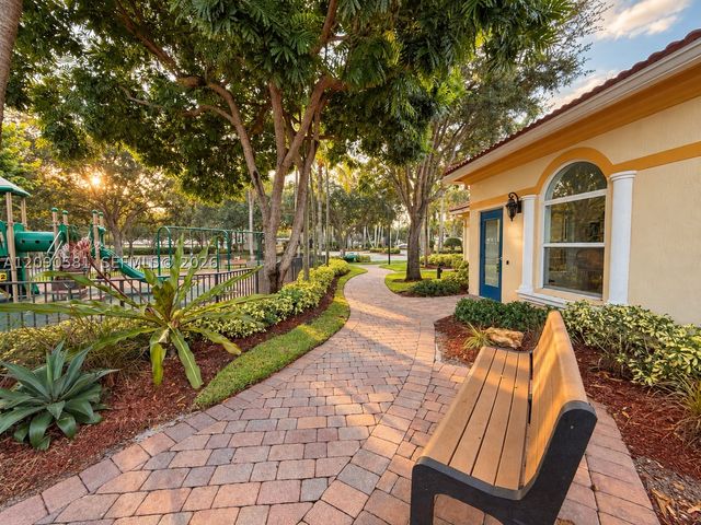2913 S Greenleaf Cir, Boynton Beach, FL 33426