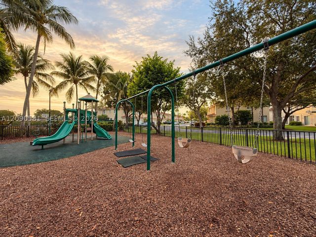 2913 S Greenleaf Cir, Boynton Beach, FL 33426