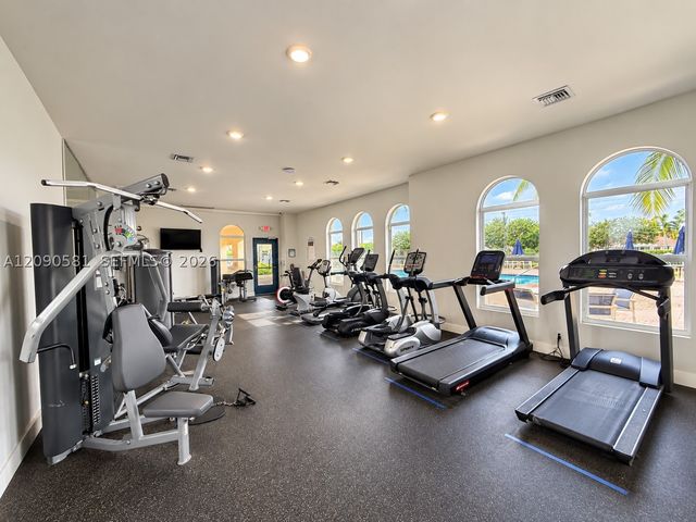 2913 S Greenleaf Cir, Boynton Beach, FL 33426