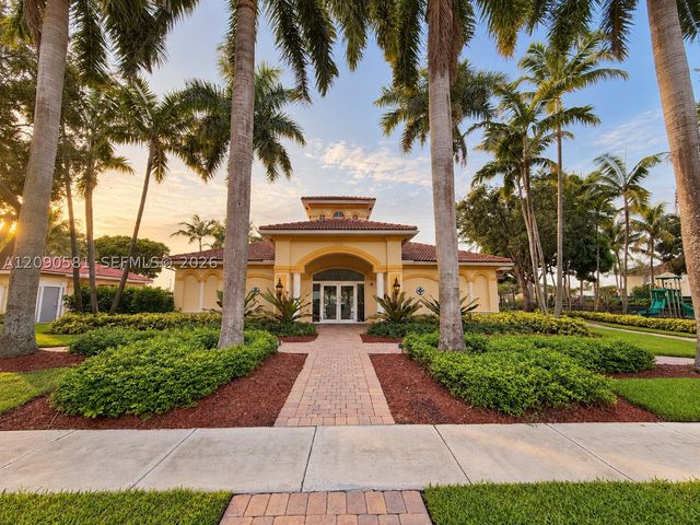 2913 S Greenleaf Cir, Boynton Beach, FL 33426