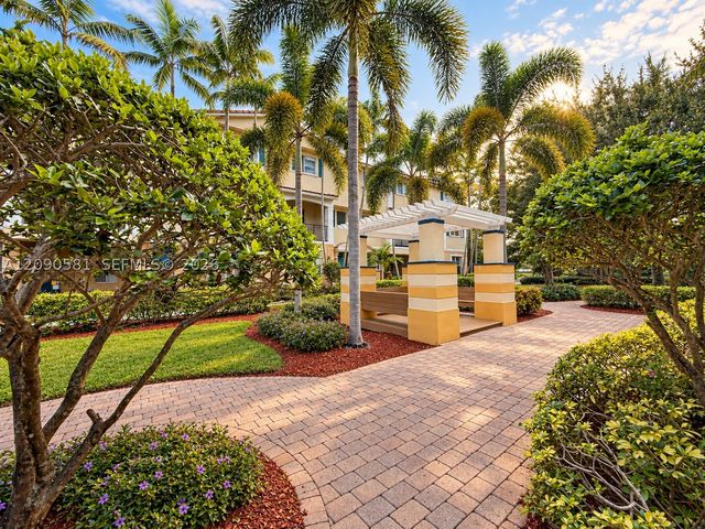 2913 S Greenleaf Cir, Boynton Beach, FL 33426