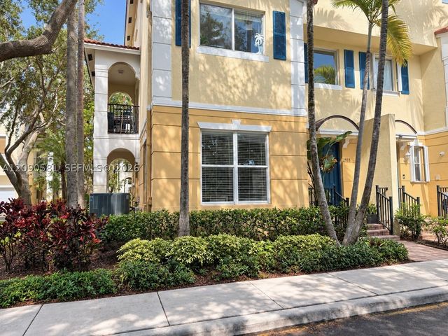 2913 S Greenleaf Cir, Boynton Beach, FL 33426
