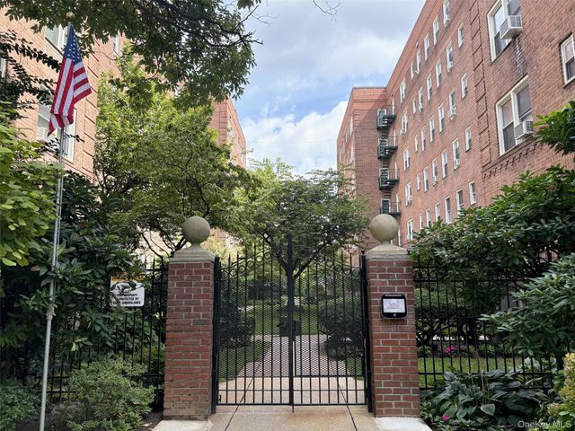 30 Catheral Avenue 4A, Hempstead, NY 11550