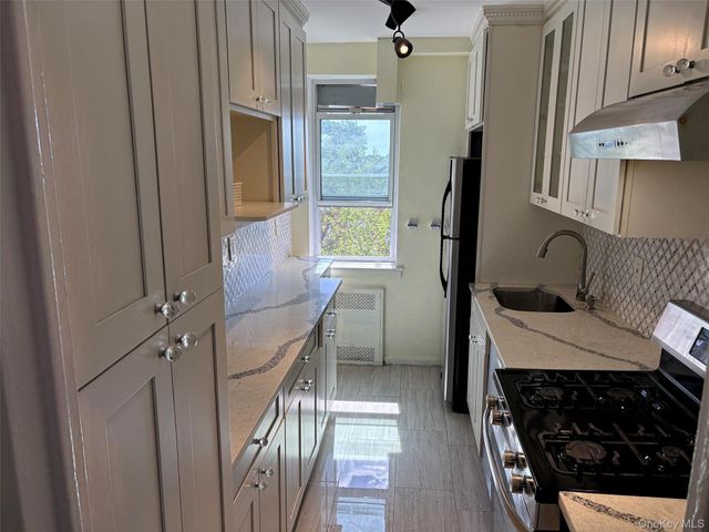 30 Catheral Avenue 4A, Hempstead, NY 11550
