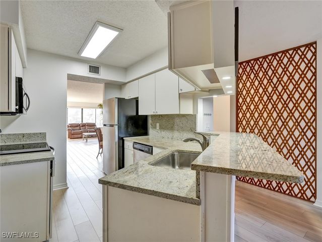 114 Cypress WAY E D4, Naples, FL 34110