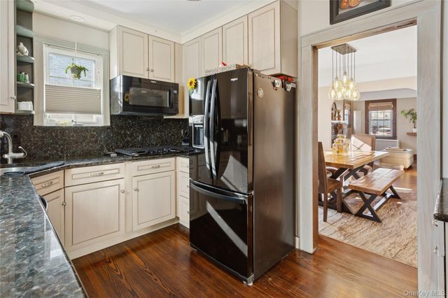 15 N Oceanside Road, Rockville Centre, NY 11570