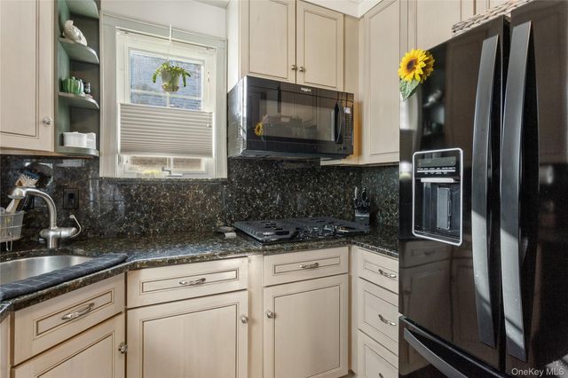 15 N Oceanside Road, Rockville Centre, NY 11570