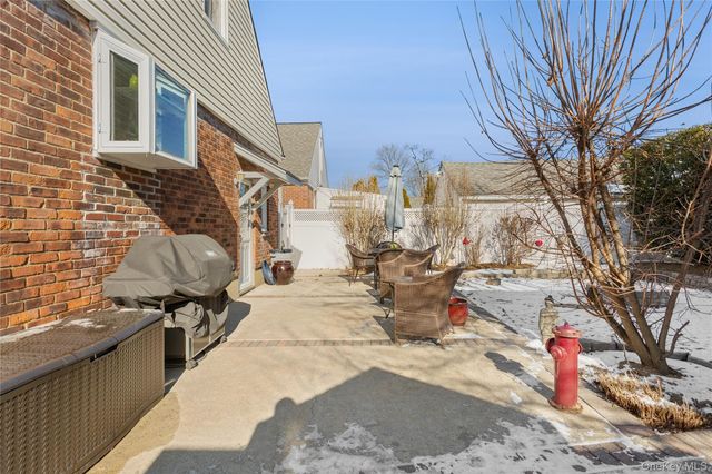 15 N Oceanside Road, Rockville Centre, NY 11570