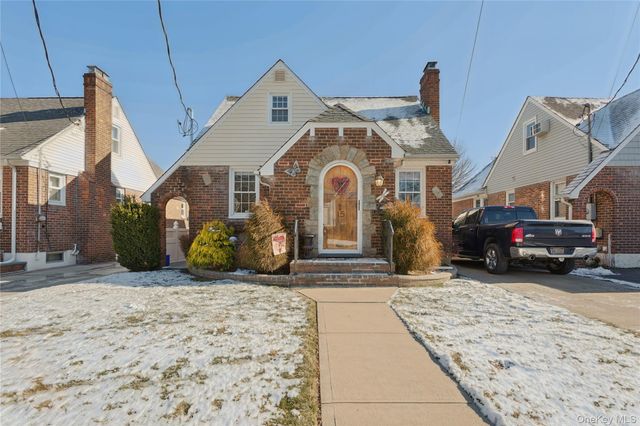 15 N Oceanside Road, Rockville Centre, NY 11570