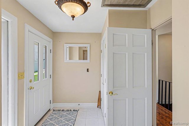 2596 N Williams Lake Road, Waterford, MI 48327