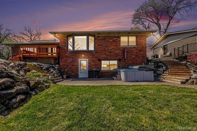 2596 N Williams Lake Road, Waterford, MI 48327