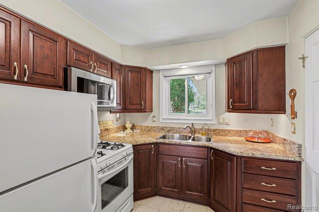 2596 N Williams Lake Road, Waterford, MI 48327
