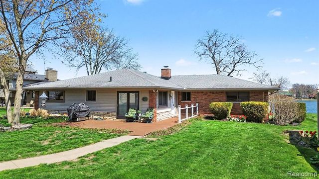 2596 N Williams Lake Road, Waterford, MI 48327