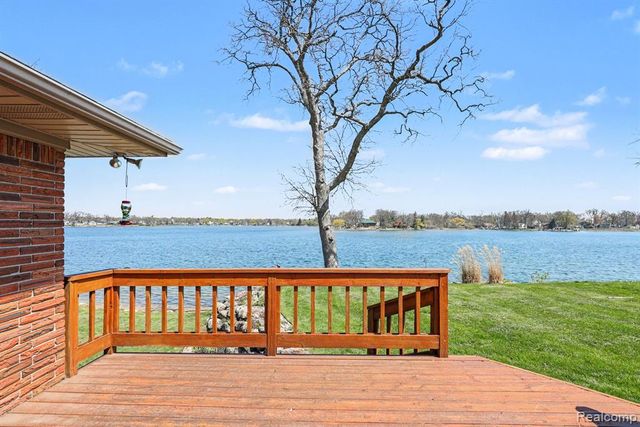 2596 N Williams Lake Road, Waterford, MI 48327