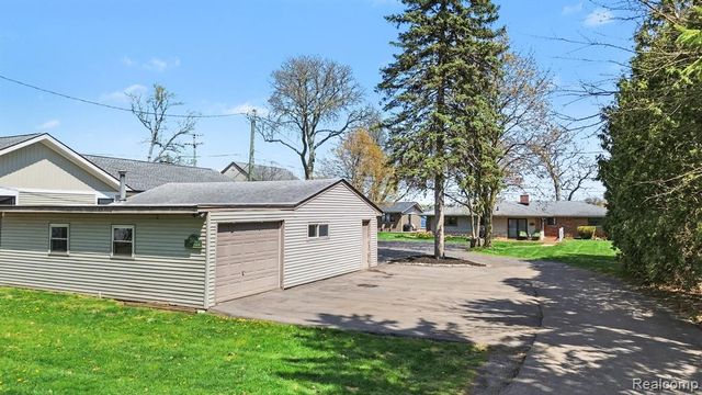 2596 N Williams Lake Road, Waterford, MI 48327