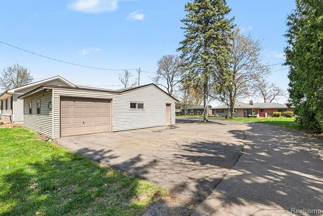 2596 N Williams Lake Road, Waterford, MI 48327