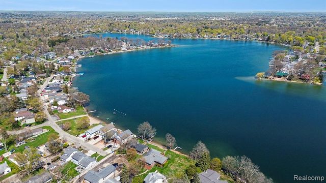 2596 N Williams Lake Road, Waterford, MI 48327