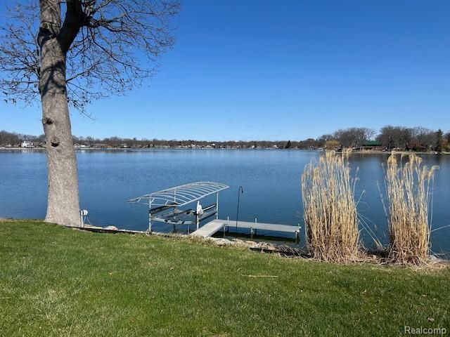 2596 N Williams Lake Road, Waterford, MI 48327