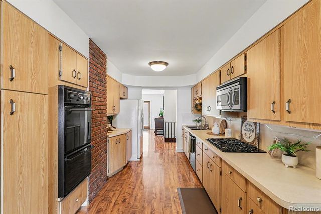2596 N Williams Lake Road, Waterford, MI 48327