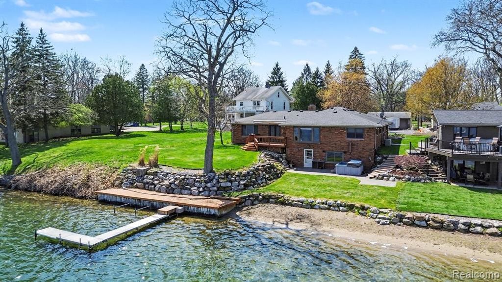 2596 N Williams Lake Road, Waterford, MI 48327