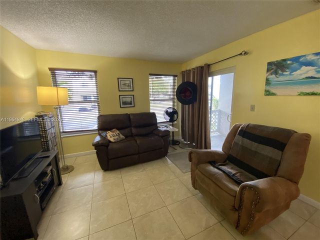 17500 NW 67th Ct E-19, Hialeah, FL 33015