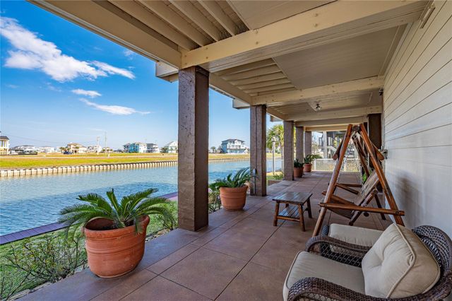 26 Half Moon, Hitchcock, TX 77563