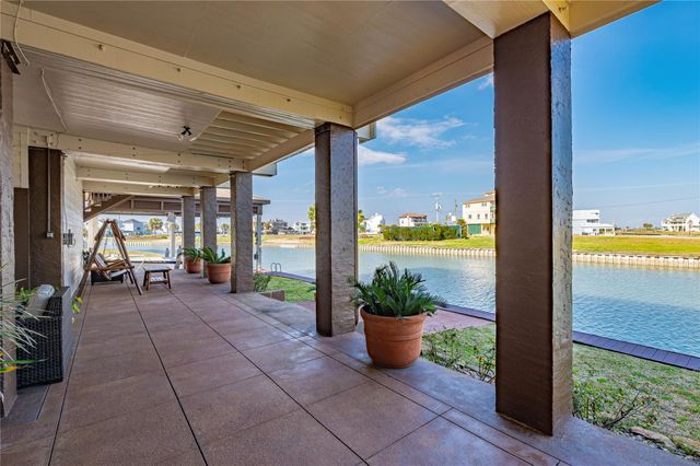 26 Half Moon, Hitchcock, TX 77563