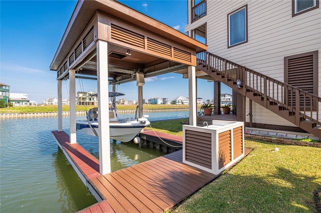 26 Half Moon, Hitchcock, TX 77563