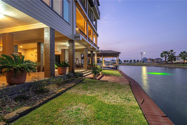 26 Half Moon, Hitchcock, TX 77563