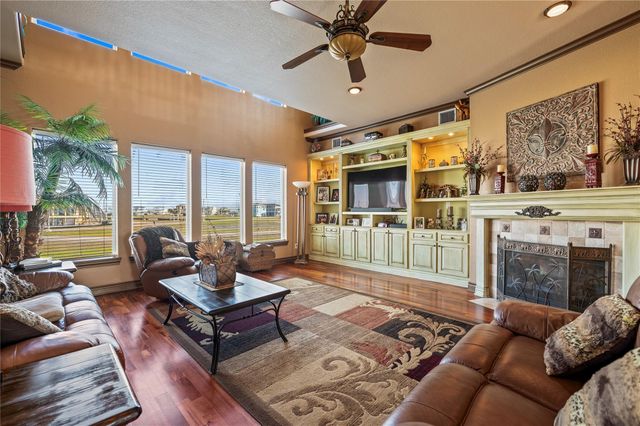 26 Half Moon, Hitchcock, TX 77563