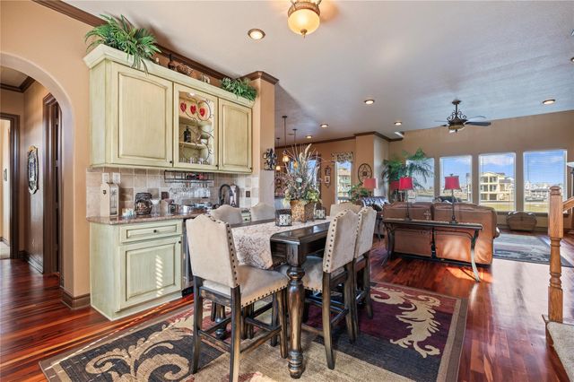 26 Half Moon, Hitchcock, TX 77563