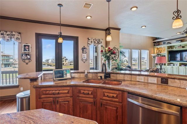 26 Half Moon, Hitchcock, TX 77563