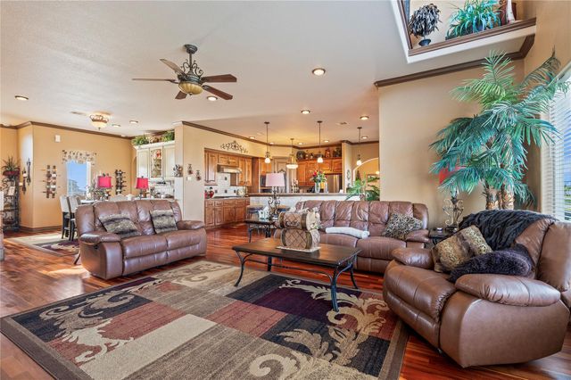 26 Half Moon, Hitchcock, TX 77563