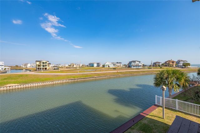 26 Half Moon, Hitchcock, TX 77563