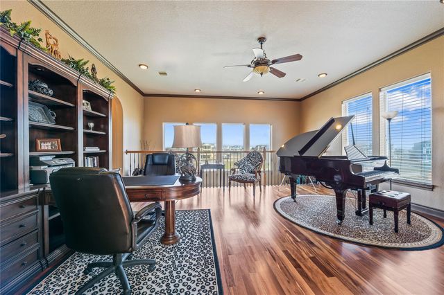 26 Half Moon, Hitchcock, TX 77563