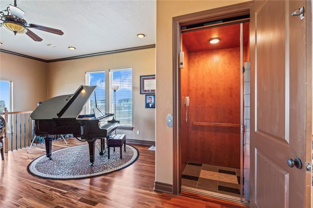 26 Half Moon, Hitchcock, TX 77563